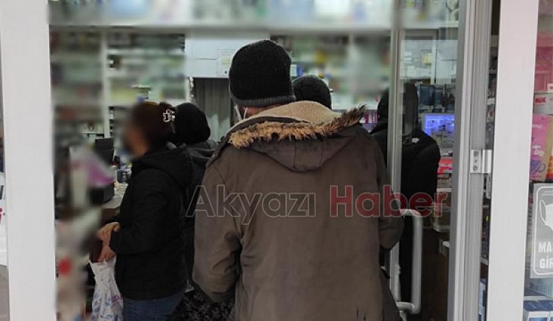 Müdürlük karar aldı, eczacılar odası uygulamaya koymadı, kuyruk sürüyor