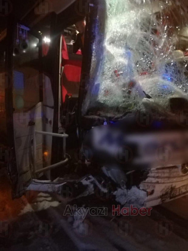 TEM'de makaslayan tır otobüse çarptı