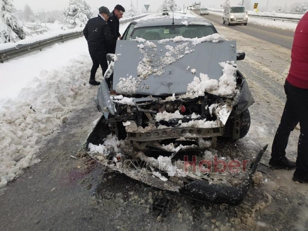 Otomobil kar küreme aracına çarptı: 3 yaralı