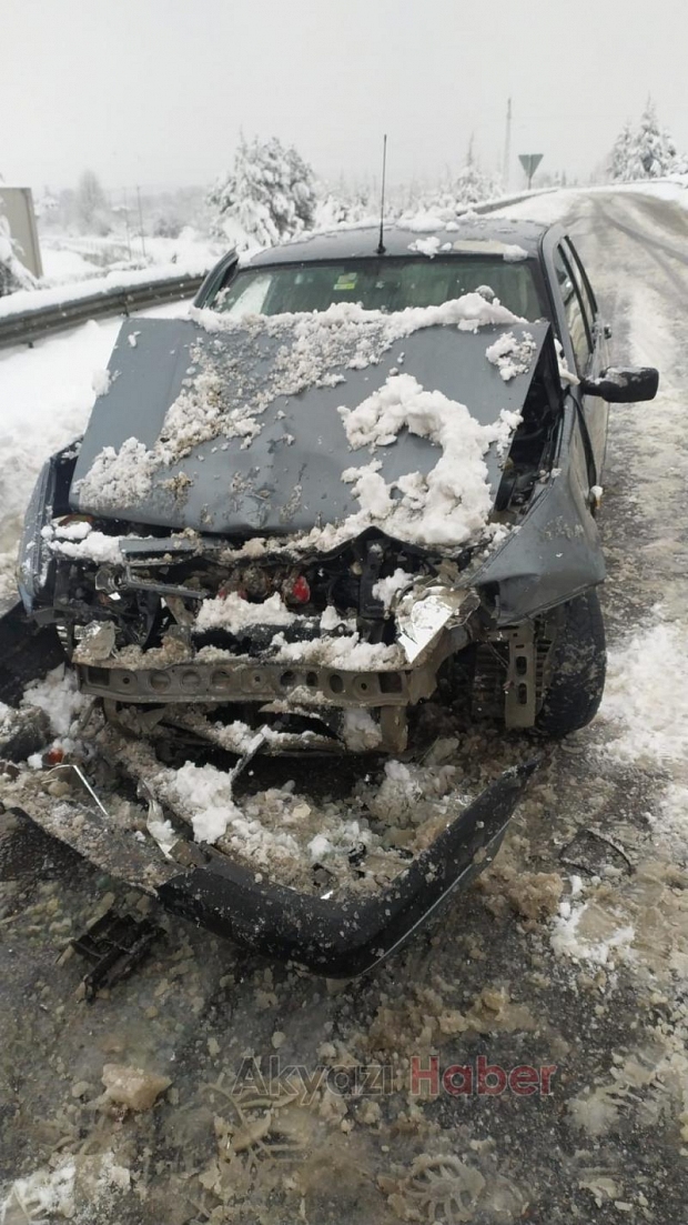 Otomobil kar küreme aracına çarptı: 3 yaralı