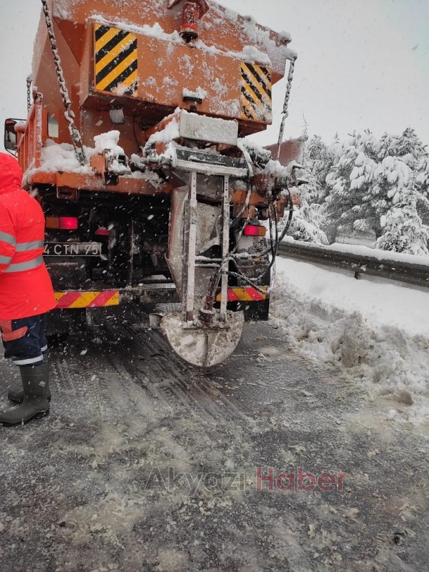 Otomobil kar küreme aracına çarptı: 3 yaralı