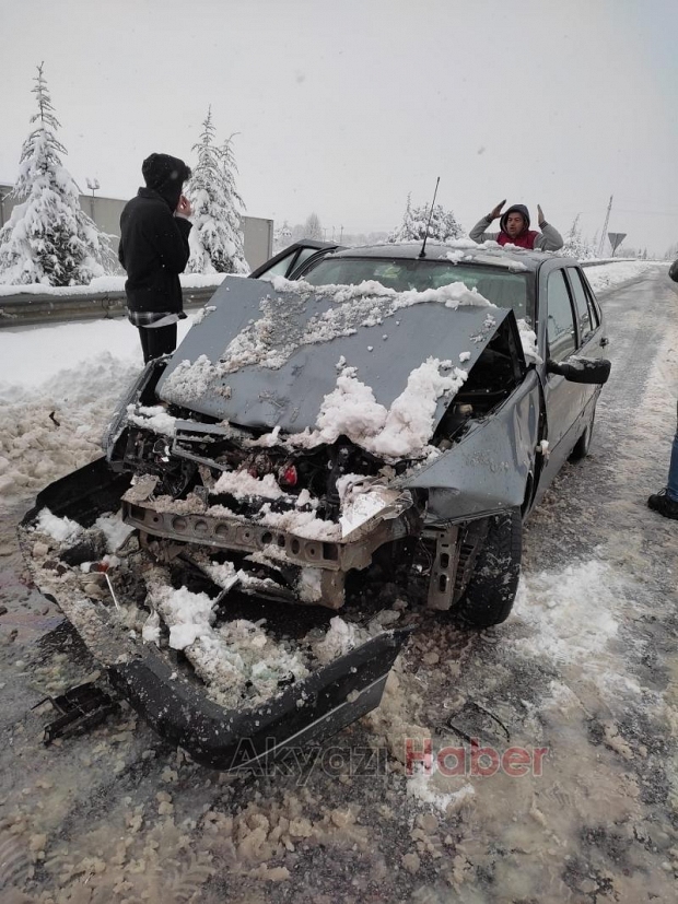 Otomobil kar küreme aracına çarptı: 3 yaralı