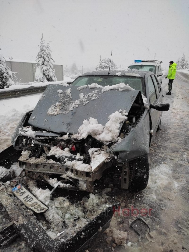 Otomobil kar küreme aracına çarptı: 3 yaralı