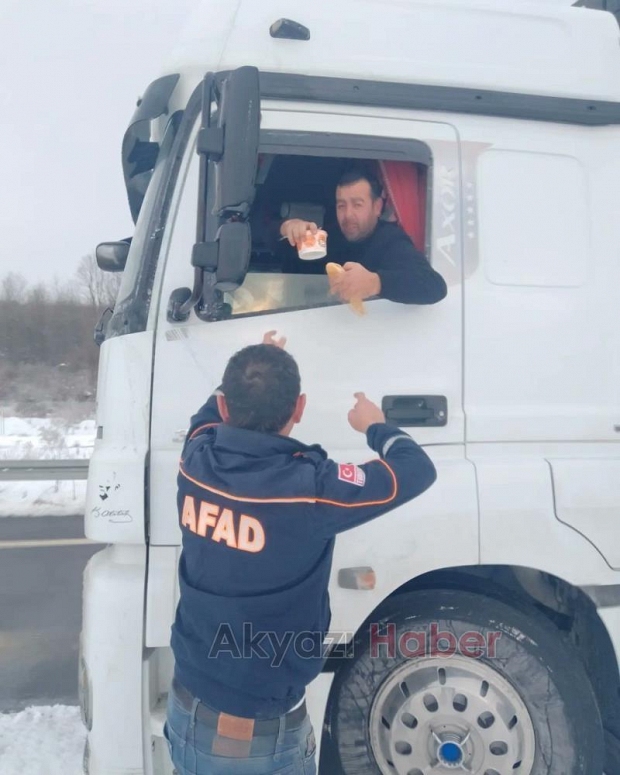 Yolda kalanlara sıcak çorba dağıttılar