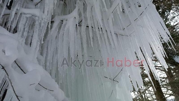 Patlayan çeşme donmuş şelale oluşturdu