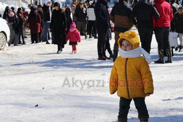 Akyazı'da Uludağ'ı aratmayan kar şenliği