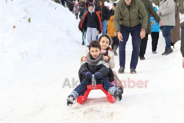 Akyazı'da Uludağ'ı aratmayan kar şenliği