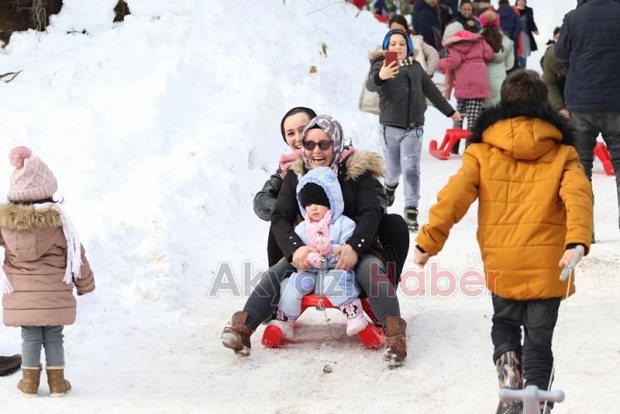 Akyazı'da Uludağ'ı aratmayan kar şenliği