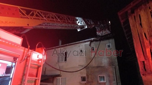 Akyazı'da çatı yangını