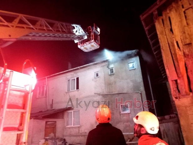 Akyazı'da çatı yangını
