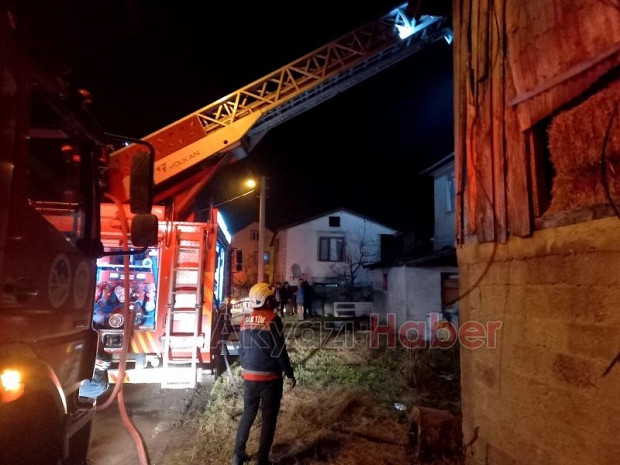 Akyazı'da çatı yangını