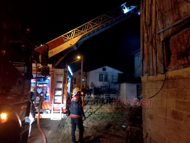 Akyazı'da çatı yangını