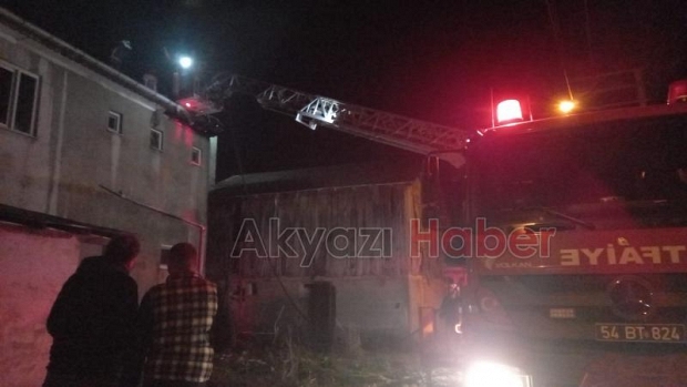 Akyazı'da çatı yangını