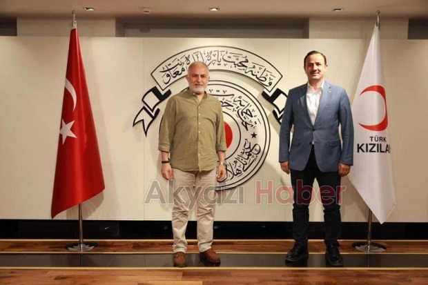 Bağışta birinci olan Kızılay Akyazı Şubesi'ne teşekkür belgesi