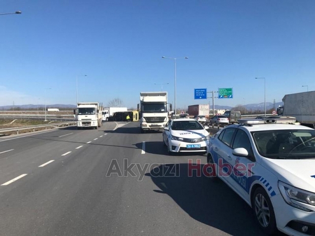 D-100'de tomruk yüklü kamyon devrildi