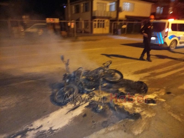 Çevirmeye takıldı kızıp motorunu yaktı