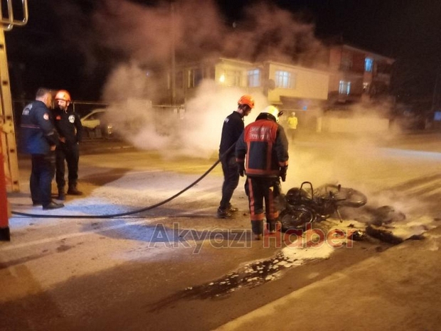 Çevirmeye takıldı kızıp motorunu yaktı