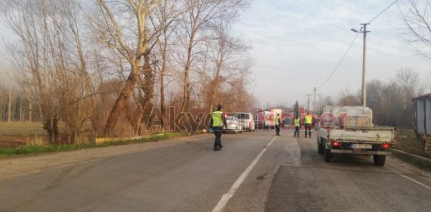 Akyazı'da motosikletli kamyonun altında can verdi