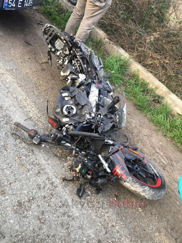 Akyazı'da motosikletli kamyonun altında can verdi