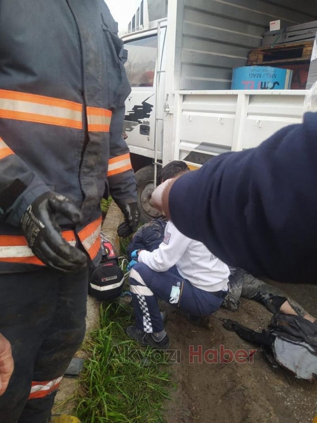 Akyazı'da motosikletli kamyonun altında can verdi
