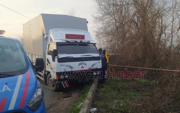 Akyazı'da motosikletli kamyonun altında can verdi