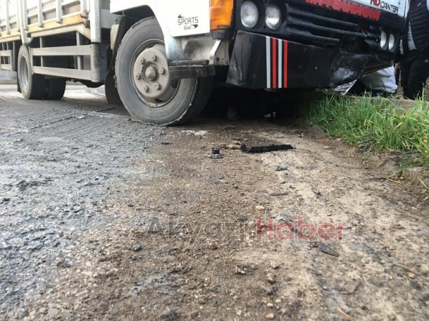 Akyazı'da motosikletli kamyonun altında can verdi