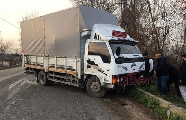 Akyazı'da motosikletli kamyonun altında can verdi