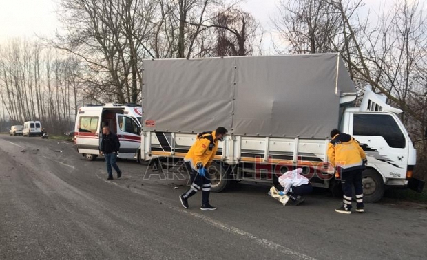 Akyazı'da motosikletli kamyonun altında can verdi