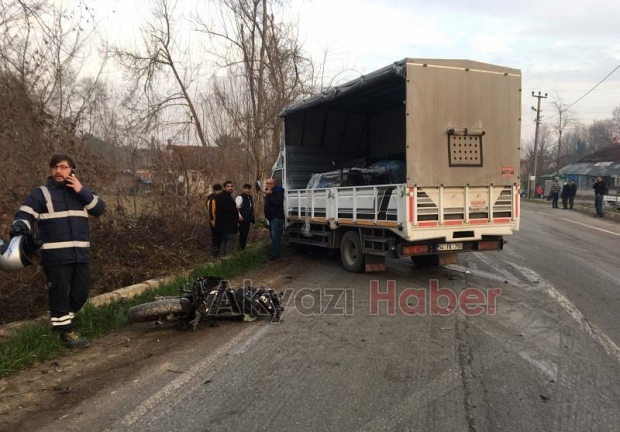 Akyazı'da motosikletli kamyonun altında can verdi