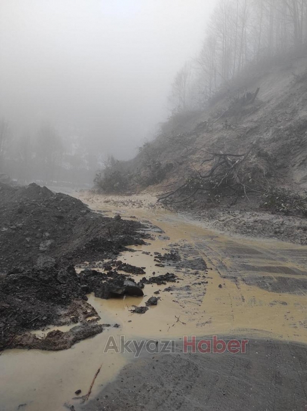 Akyazı'da heyelan yol kapandı