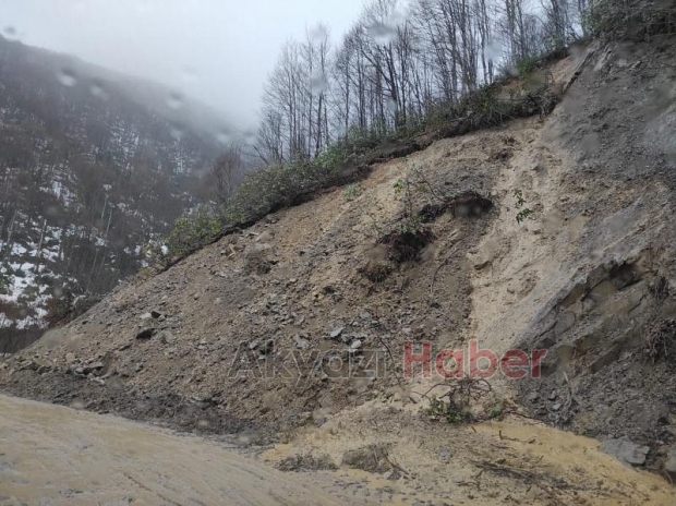Akyazı'da heyelan yol kapandı