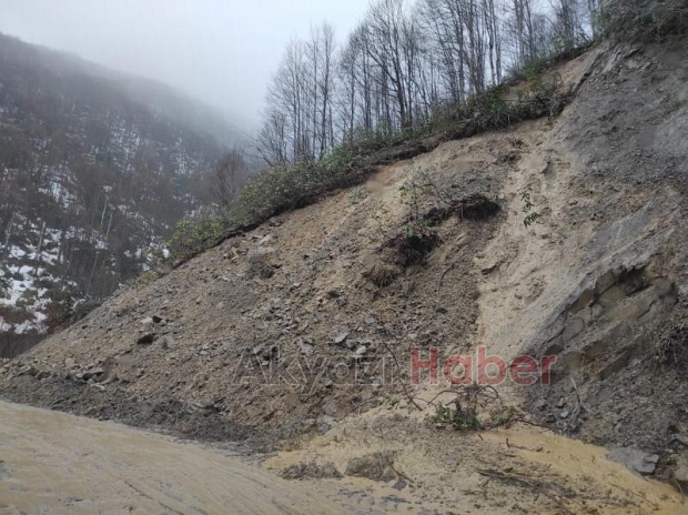 Akyazı'da heyelan yol kapandı