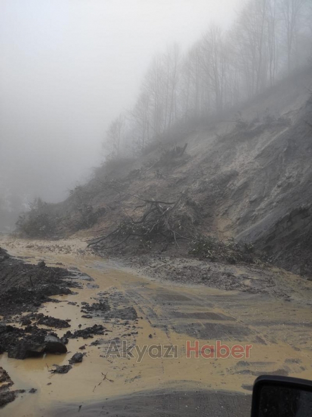 Akyazı'da heyelan yol kapandı