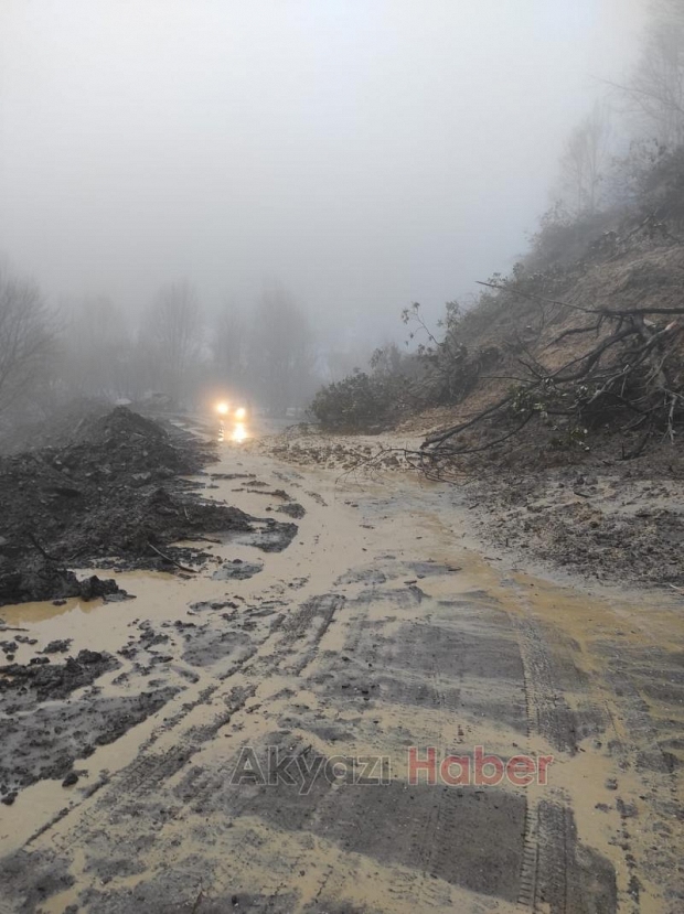 Akyazı'da heyelan yol kapandı