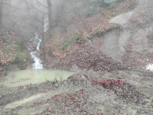 Akyazı'da heyelan yol kapandı