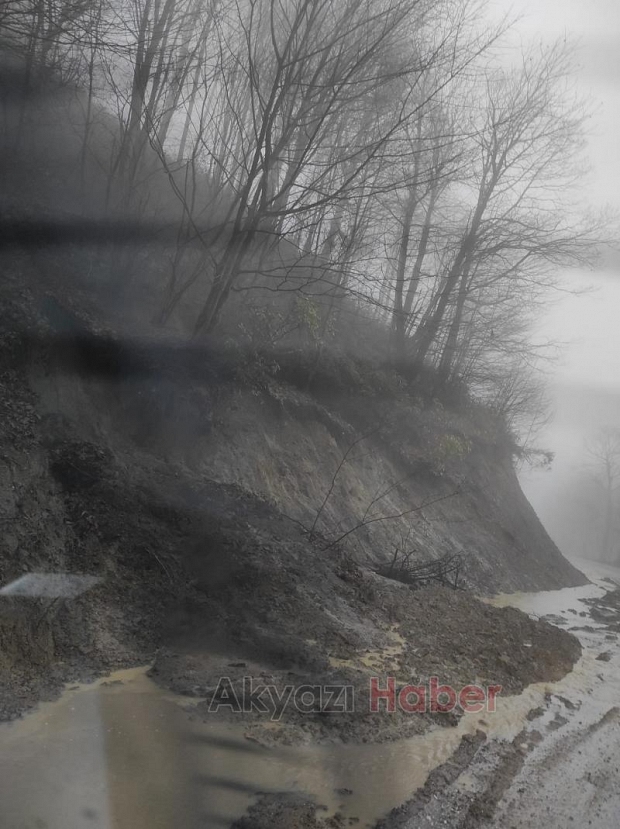 Akyazı'da heyelan yol kapandı
