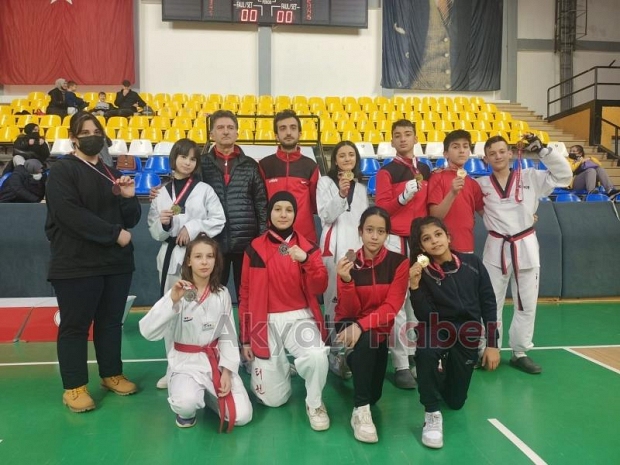 Akyazılı Taekwondocular madalyaları topladı