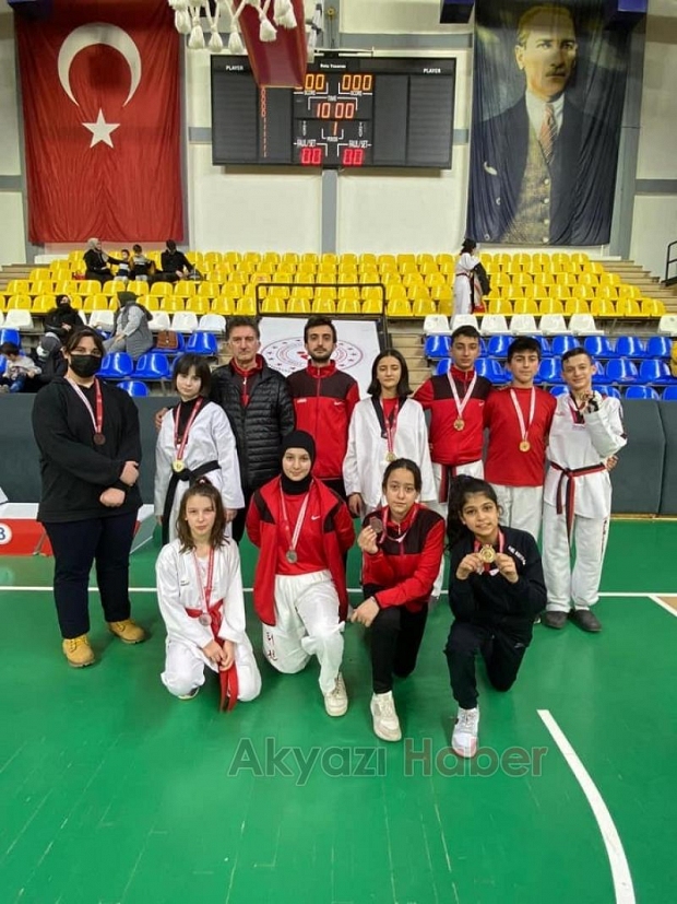 Akyazılı Taekwondocular madalyaları topladı