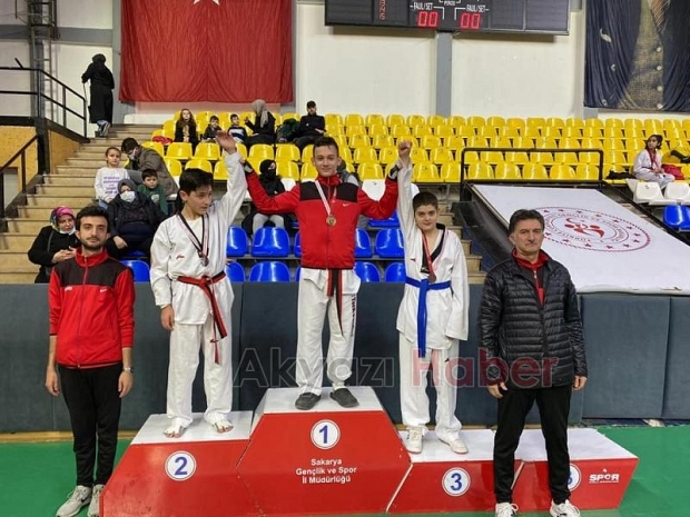 Akyazılı Taekwondocular madalyaları topladı