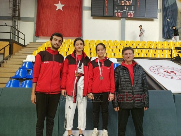 Akyazılı Taekwondocular madalyaları topladı