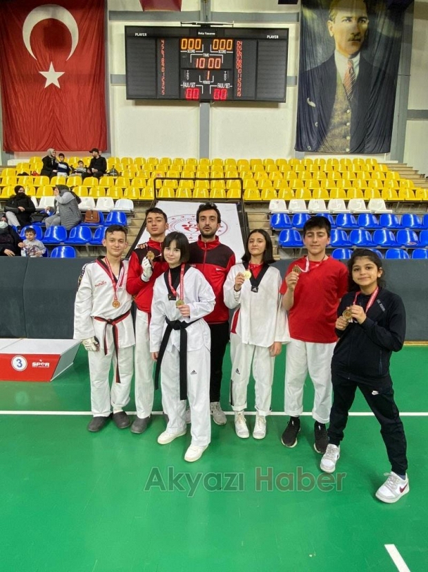 Akyazılı Taekwondocular madalyaları topladı