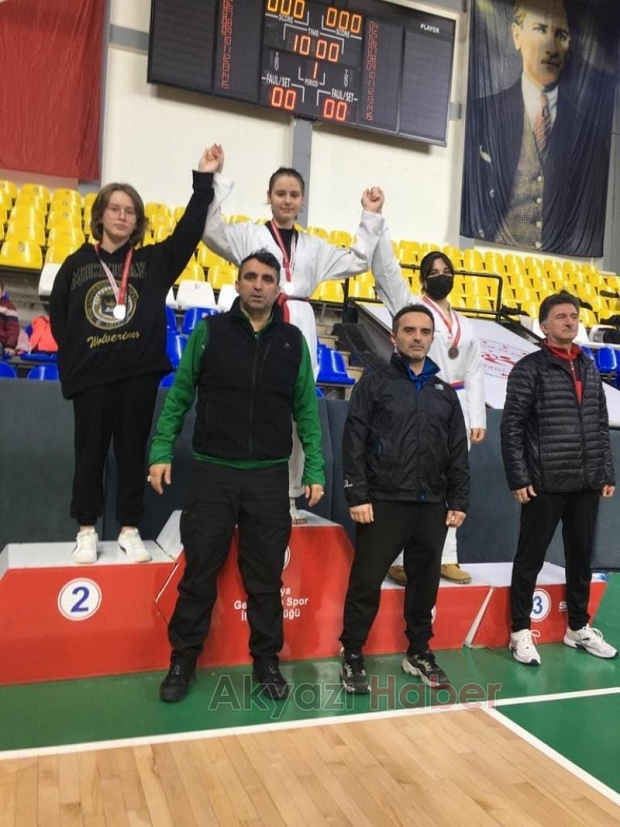 Akyazılı Taekwondocular madalyaları topladı