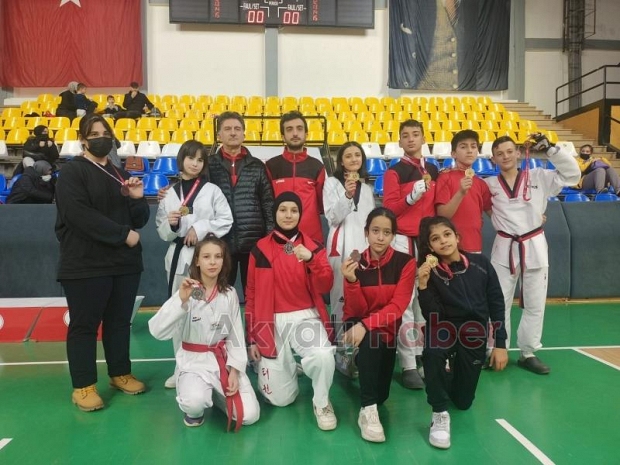 Akyazılı Taekwondocular madalyaları topladı