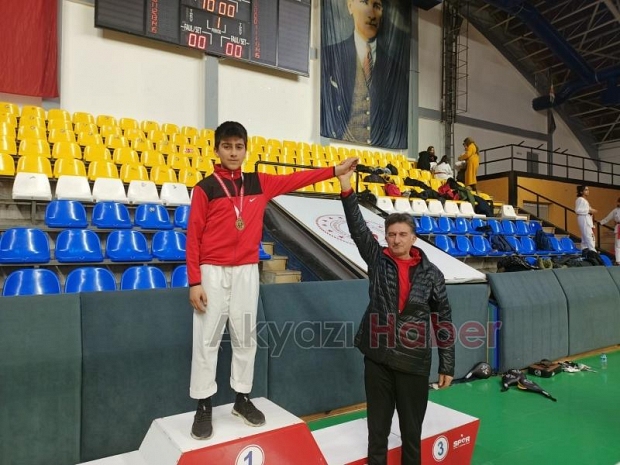 Akyazılı Taekwondocular madalyaları topladı