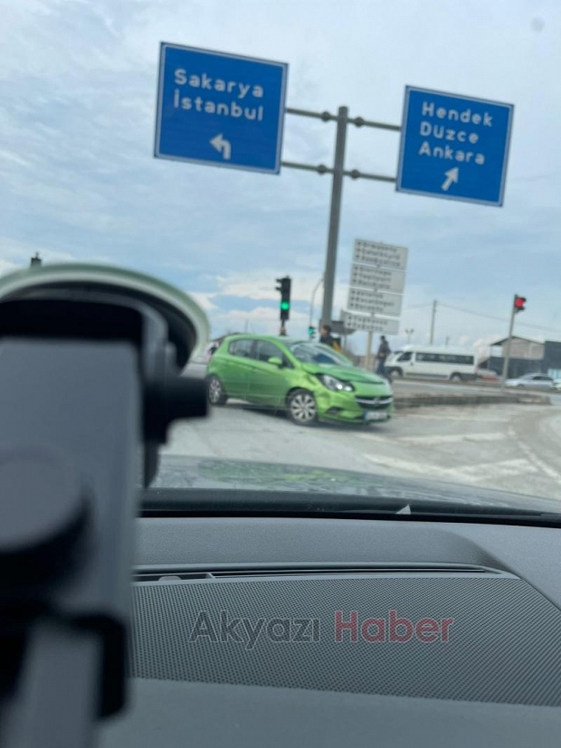 D-100'de otomobiller çarpıştı