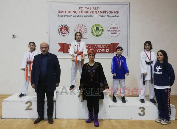 Akyazılı karateciler madalyaları topladı