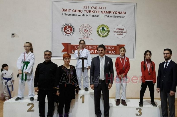 Akyazılı karateciler madalyaları topladı