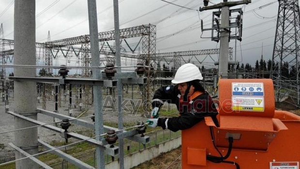 Şehrin elektriği ojeli parmaklara emanet