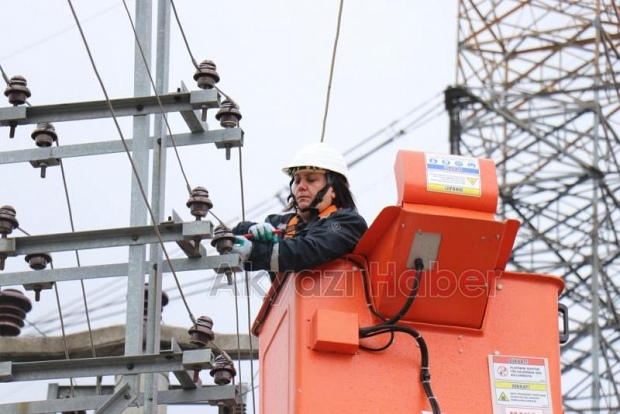 Şehrin elektriği ojeli parmaklara emanet