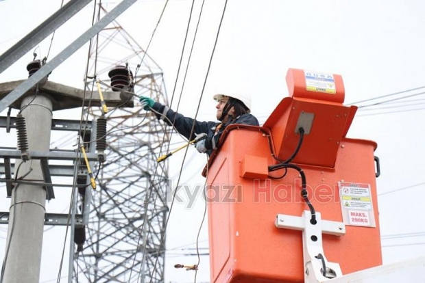 Şehrin elektriği ojeli parmaklara emanet